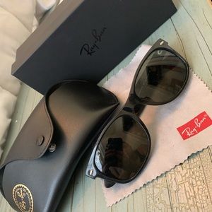 Black polarized Ray-Ban wayfarers